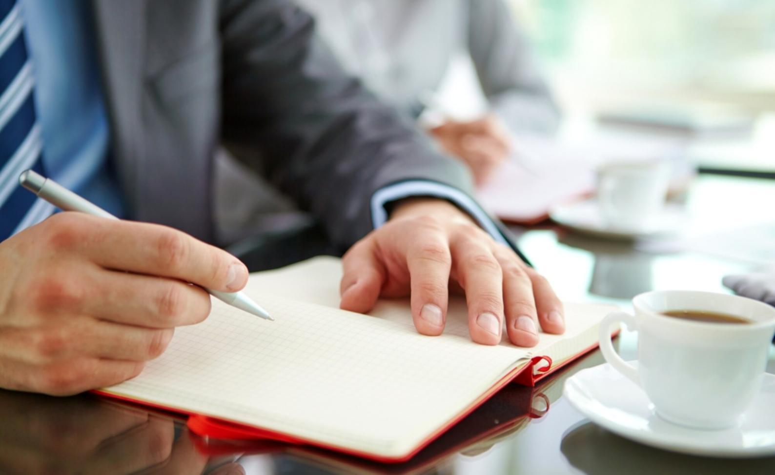 Arbeitsumgebung für Finanzplanung mit Unterlagen und Laptop