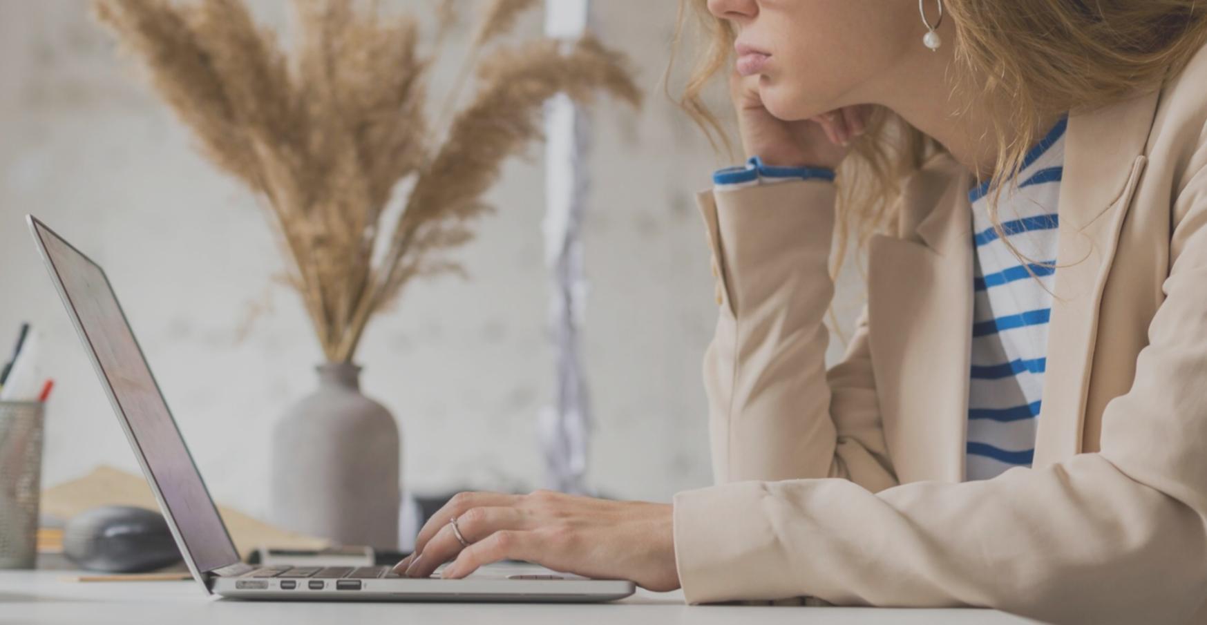 Finanzplanung mit Übersichten und Diagrammen auf einem modernen Arbeitsplatz